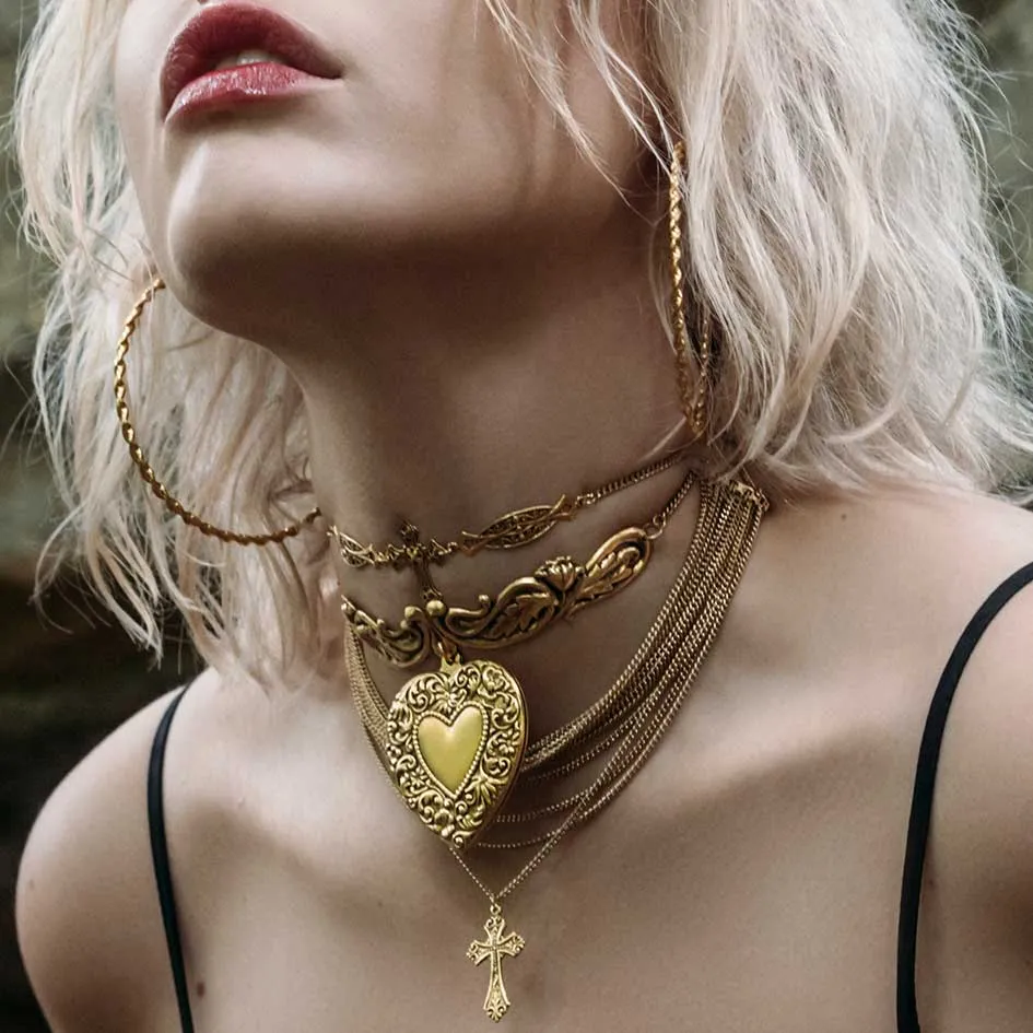 LOVE STRUCK. Ornate Heart Choker - Gold